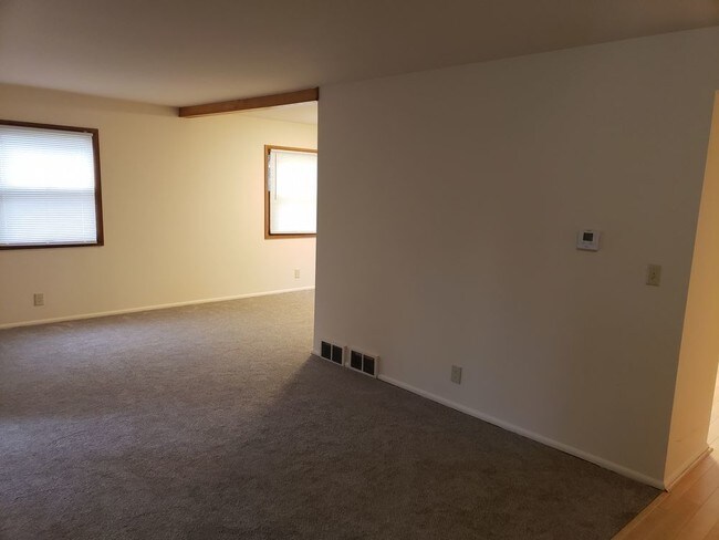 Building Photo - 5109 Maplewood Drive - 3 Bedroom Townhouse