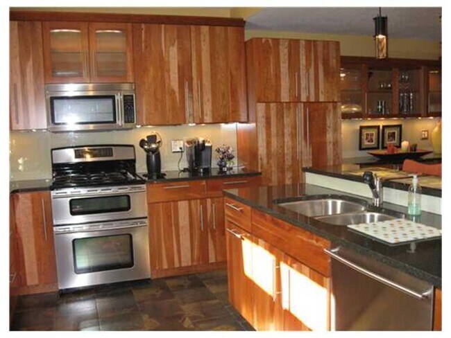 Building Photo - 1593 Pinehurst Dr