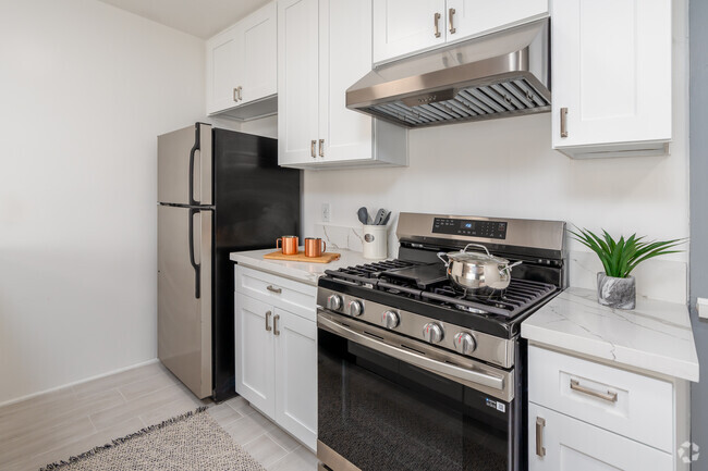 2BR, 2BA - 1,100SF - Kitchen - 325 E Stocker St