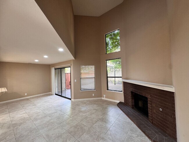 Foto del edificio - Move In Ready! Fremont 3 beds 2 baths Near Niles Canyon and Mission