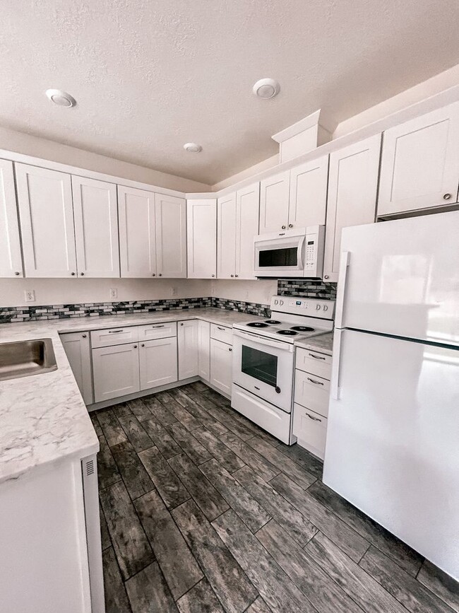Building Photo - Westside Village - Newer 3 Bedroom 2.5 Bat...