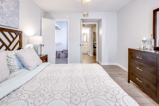 Dormitorio con vestidor y vista al baño - Legacy at Westchase