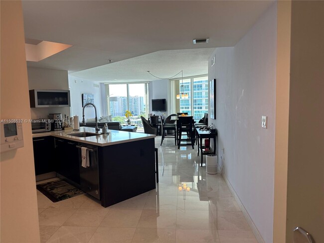 Foto del edificio - 150 Sunny Isles Blvd