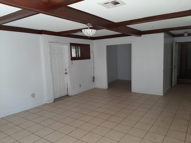 Building Photo - 5 Bedroom House in a great Neighborhood!