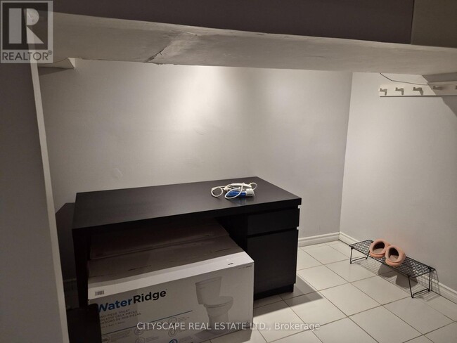 Building Photo - 3072 Caulfield Crescent