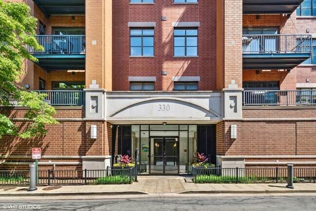 Building Photo - 330 N Clinton St