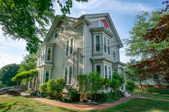 Lateral exterior - 590 River Ave