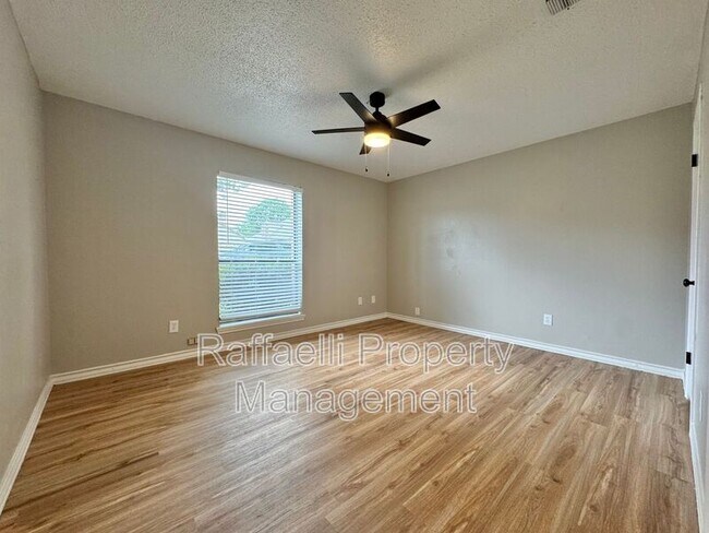 Building Photo - 14 Fernwood Dr