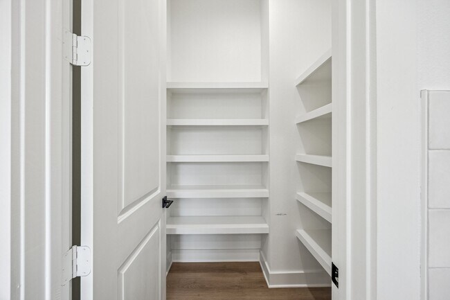 Foto del edificio - 2826 Versailles Oak Ln