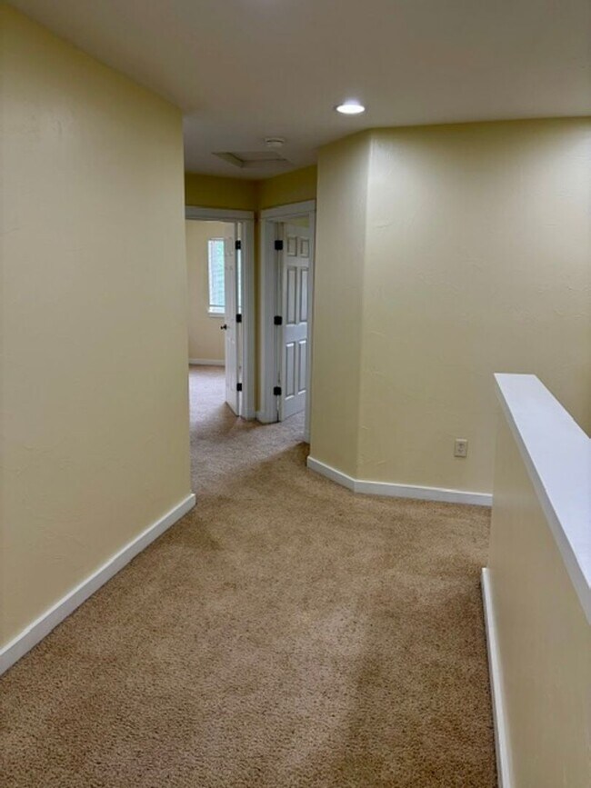 Foto del edificio - 3 Bedroom, 2.5 Bathroom Townhouse with Fireplace