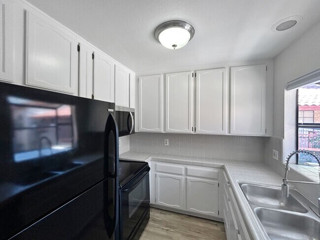 Foto del edificio - Stunning 2BD/1BA W/ In-Unit laundry, AC, and Reserved Parking in North Park!