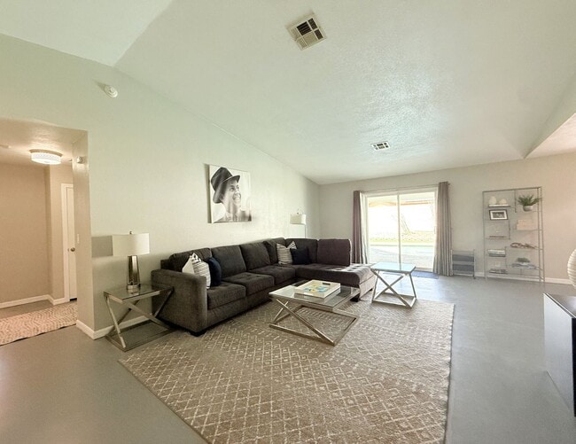 Building Photo - AVAILBLE NOW! 3 Bedroom 2 Bathroom Chic Fu...
