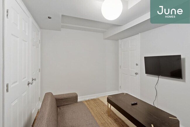 Building Photo - Full room in 2-bed/1.0-bath Home