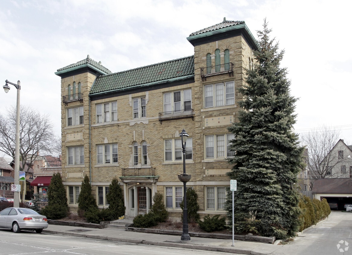 2968 N Oakland Ave, Milwaukee, WI 53211 Apartments in Milwaukee, WI