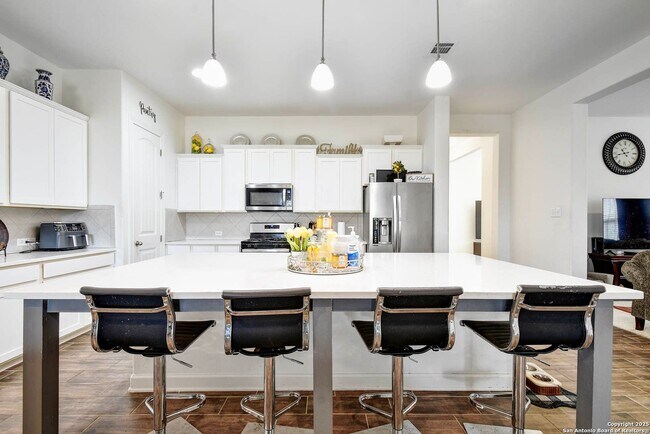 Foto del edificio - Charming Home Awaits: Spacious & Modern Living in a Prime Location