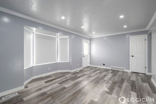 Building Photo - Stunning Single Family Home In Excellent L...