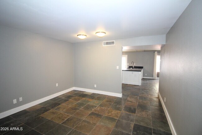 Building Photo - 1924 E Fremont Dr