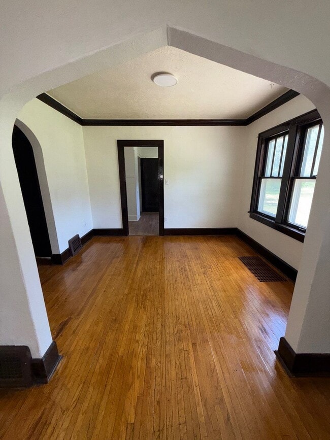 Building Photo - 519 N Johnston Ave