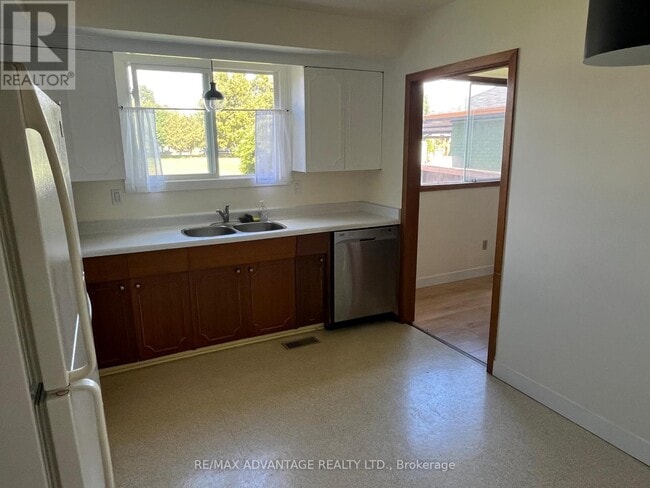 Photo du bâtiment - 143 Downing Crescent