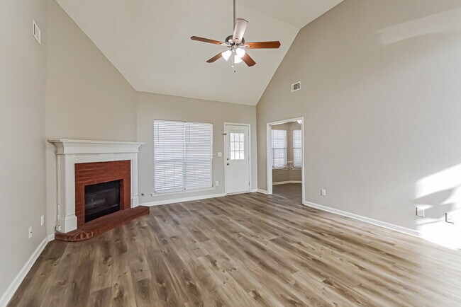 Building Photo - 115 Syracuse Ln