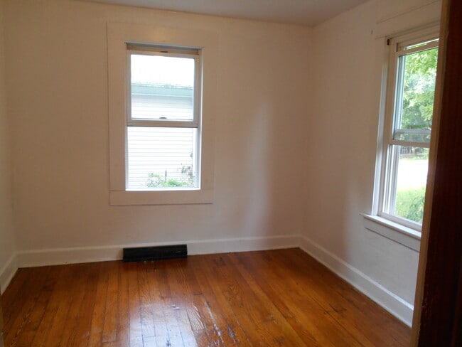 Building Photo - 116 N Clark St