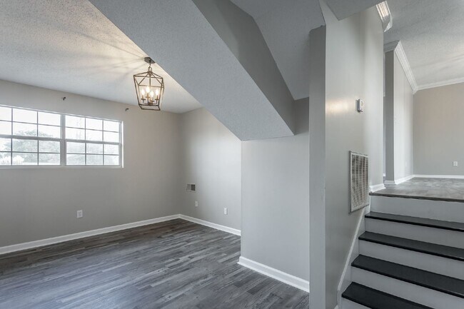 Building Photo - Beautiful 4 Bedroom Home - Located In Oolt...