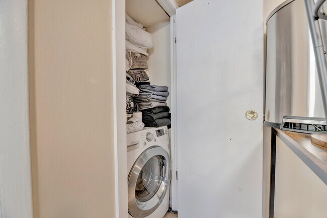 Foto del edificio - ONE MONTH FREE RENT
