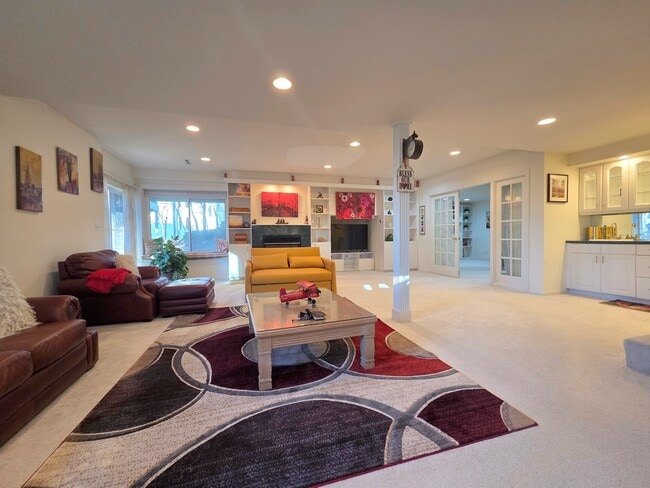 Building Photo - 1025 Rosewood Dr