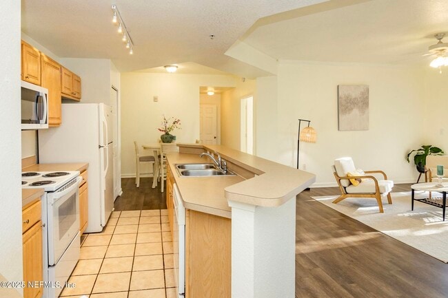 Building Photo - 305 N Villa San Marco Dr