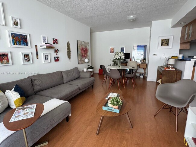 Foto del edificio - 601 NE 23rd St