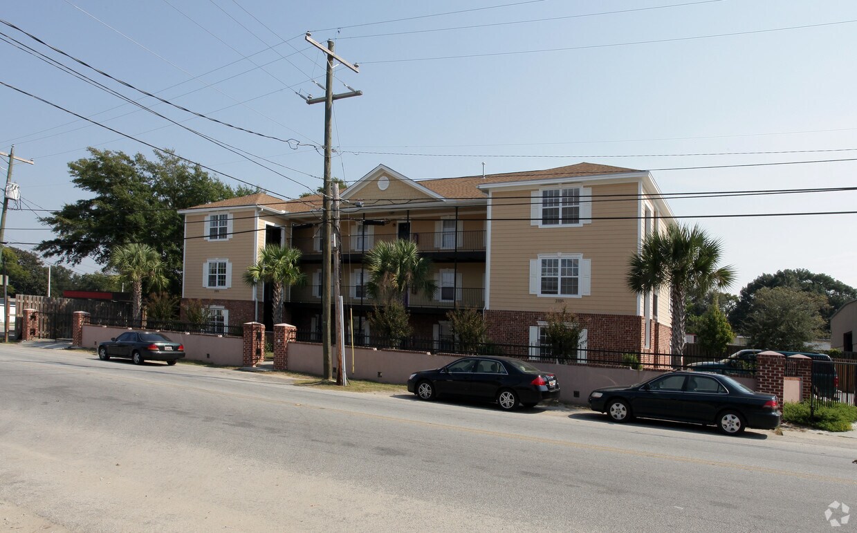 Building Photo - 2105 Reynolds Ave