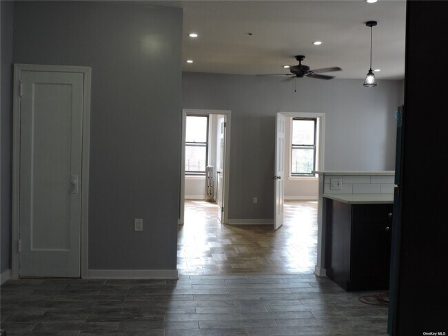 Building Photo - 475 E 93rd St