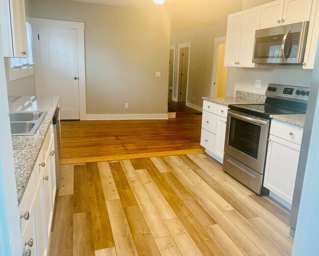 Building Photo - Newley Renovated 4BR - 2BA - South Campus!