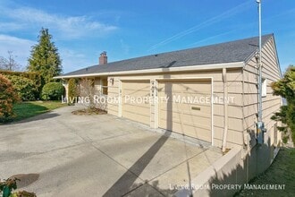 Building Photo - 4404 SW Council Crest Dr