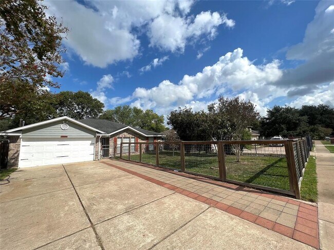 Building Photo - 10626 Emnora Ln