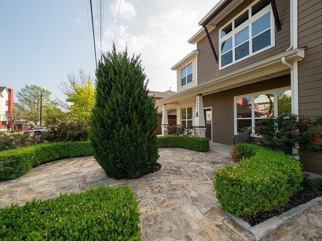 Foto del edificio - 5605 Roosevelt Ave