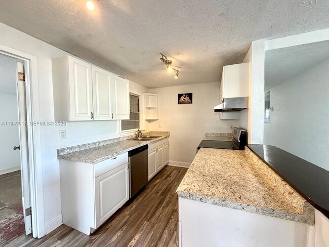 Foto del edificio - 565 Forrest Dr