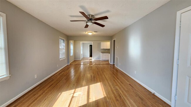 Building Photo - 2213 Pomona Dr