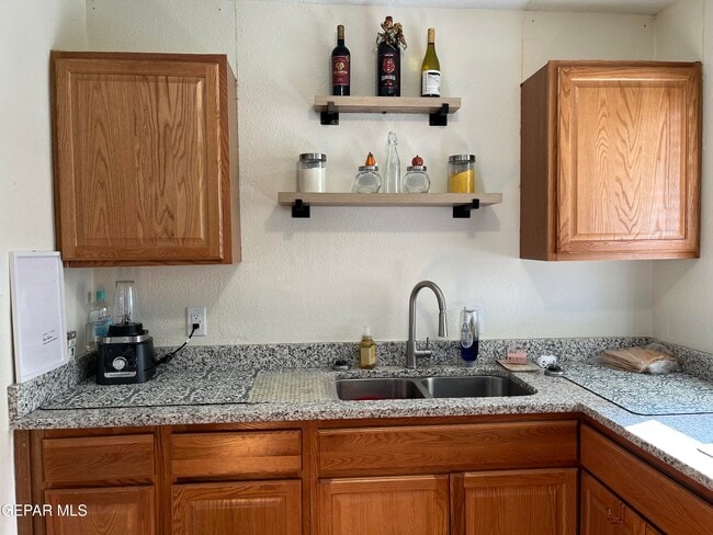 Foto del edificio - 9333 Raleigh Dr