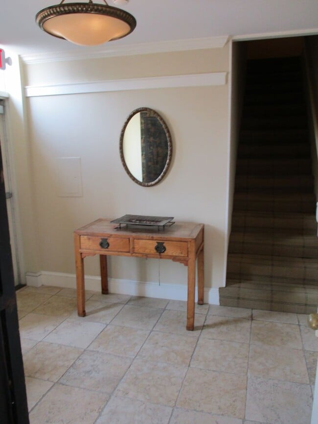 Building Photo - Luxury Two Bedroom Georgetown Apartment wi...