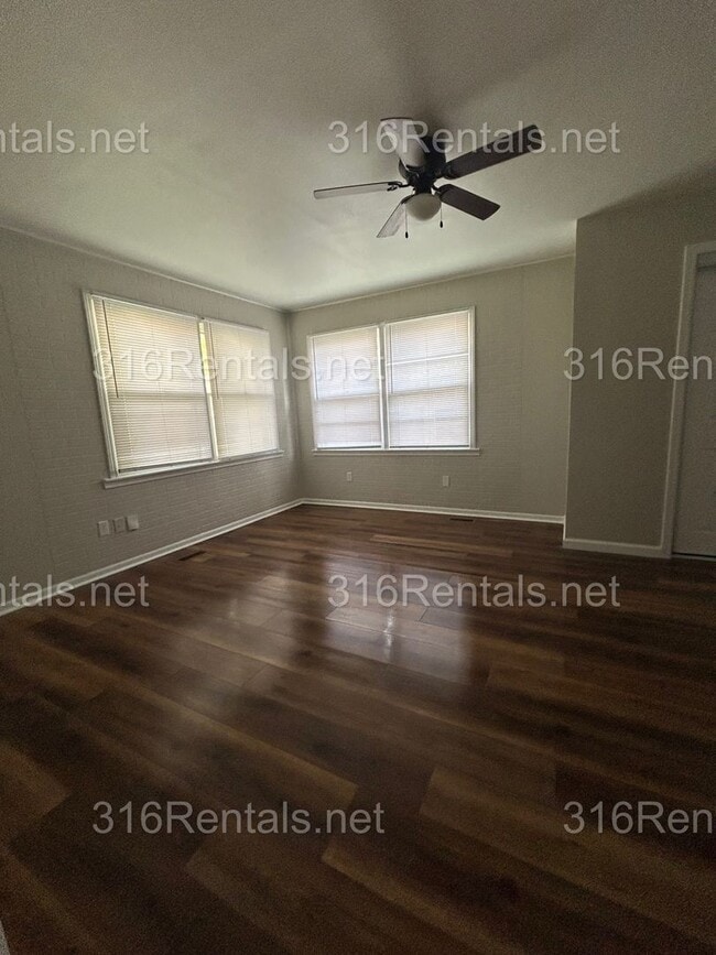 Building Photo - $1345 - 4 bed 1 bath - Single Family Home