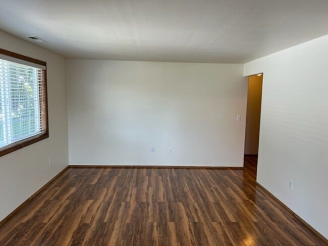 Building Photo - 3 Bedroom Upstairs Condo with Garage