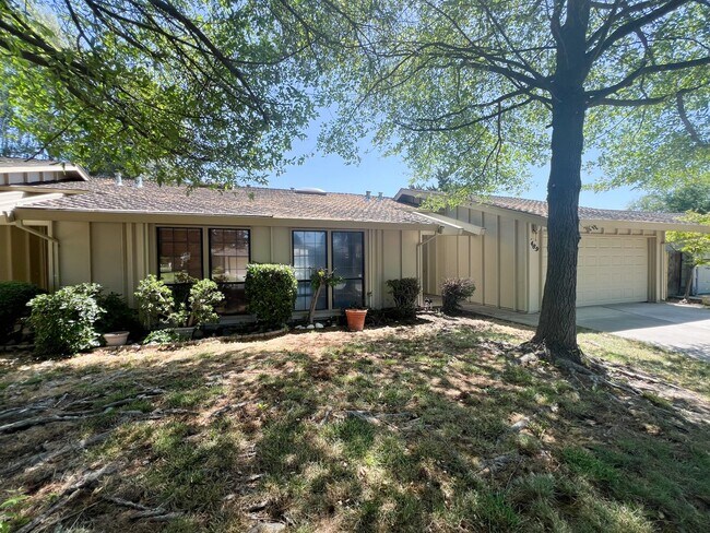 Building Photo - Newly Renovated 2 Bed, 2 Bath Home