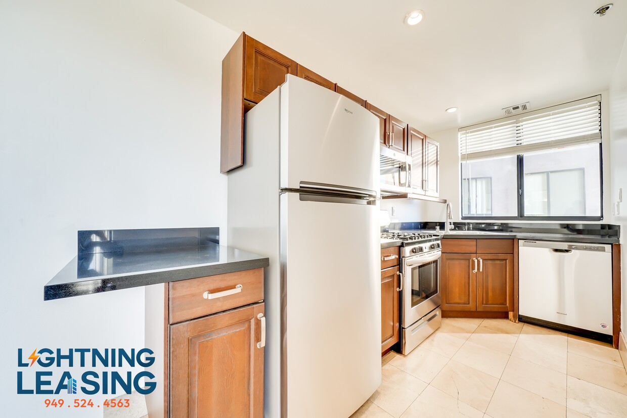 Foto principal - 8811-8813 Burton Way