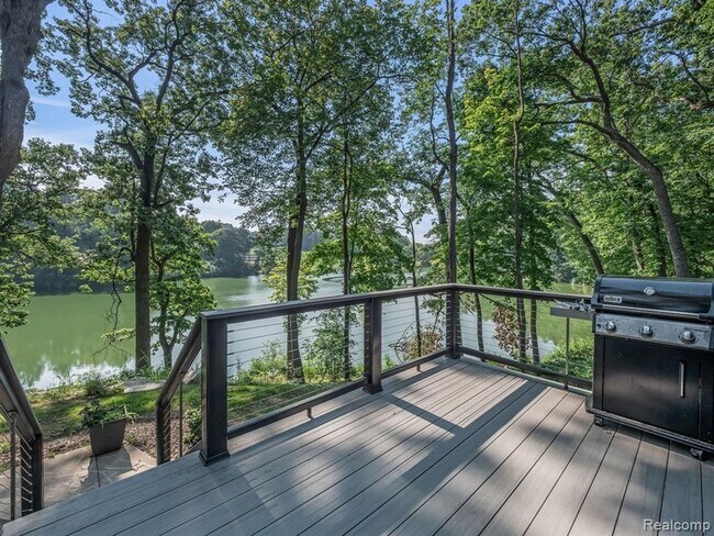 Building Photo - 3511 Lakecrest Dr