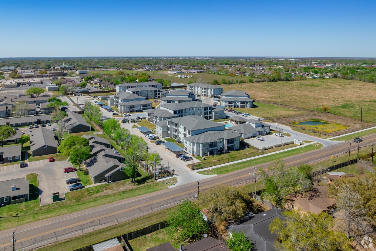 Foto del edificio - Enchanted Gardens Apartments