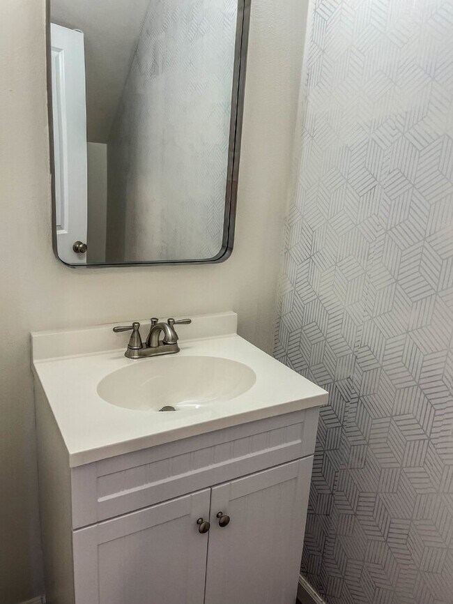 Foto del edificio - 3 Bed 2.5 Bath 2 Car Garage 1493sf Low maintenance yards. Prime Location.