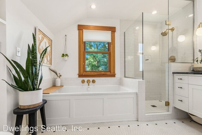 Building Photo - 4 br, 3.5 bath House - 927 32nd Ave