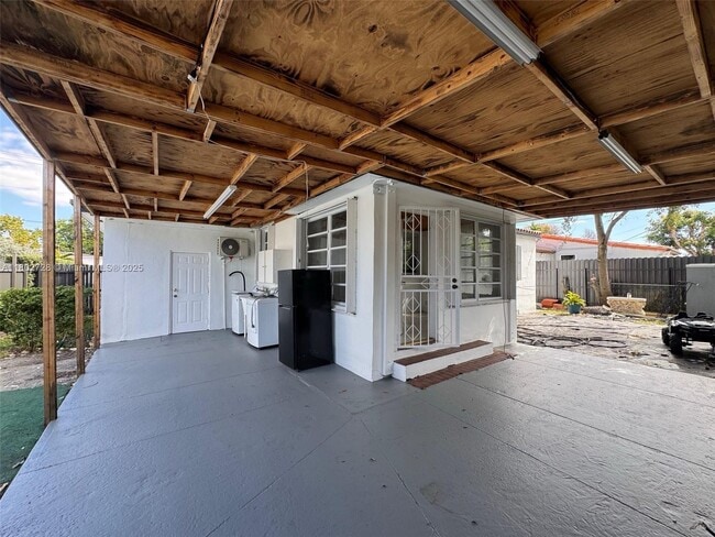 Building Photo - 4060 SW 6th St