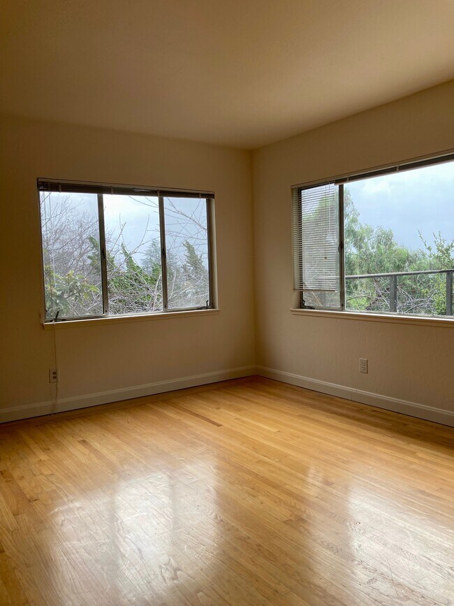 Building Photo - 3319 Madera Ave